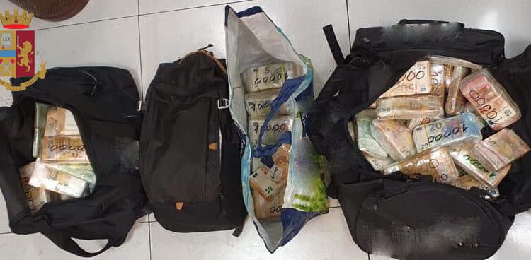 Milano, trovati con 800.000 euro in contanti all'interno di borsoni da palestra: arrestati due giovani albanesi