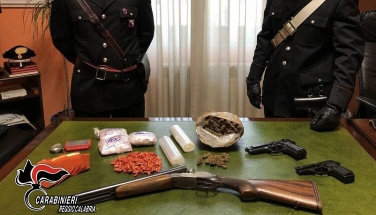 Reggio Calabria, blitz dei Carabinieri: denunciato minorenne in possesso di armi e droga