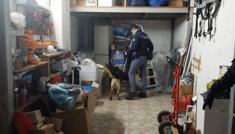 Roma, arrestati dalla Polizia di Stato un giovane spacciatore e un anziano proprietario di una cantina