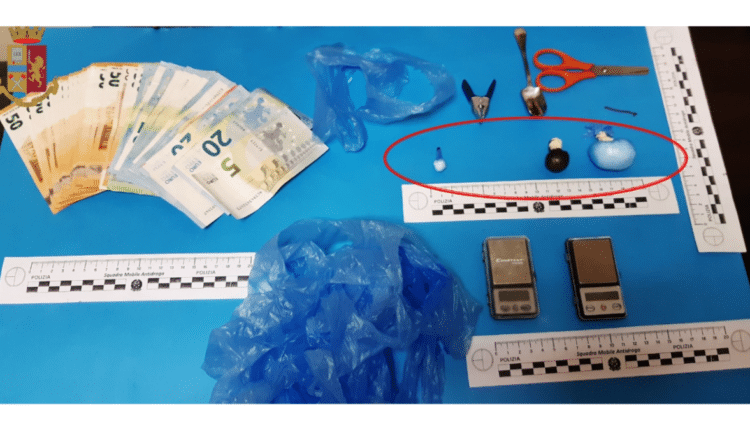 Da qualche tempo gli investigatori avevano notato un movimento di persone sospette che entravano ed uscivano dall’abitazione dello spacciatore.