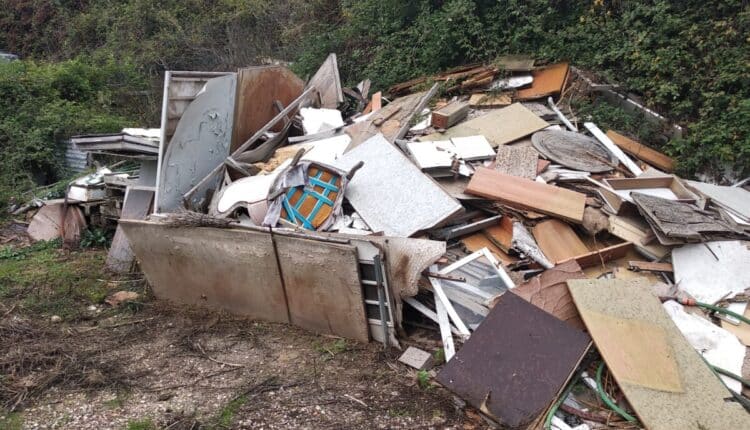 Il sequestro preventivo ha interessato l’intero appezzamento di terreno e gli oltre 20 metri cubi di rifiuti, pericolosi e non, in esso smaltiti su nudo terreno in assenza di qualsivoglia accorgimento per preservare le matrici ambientali.