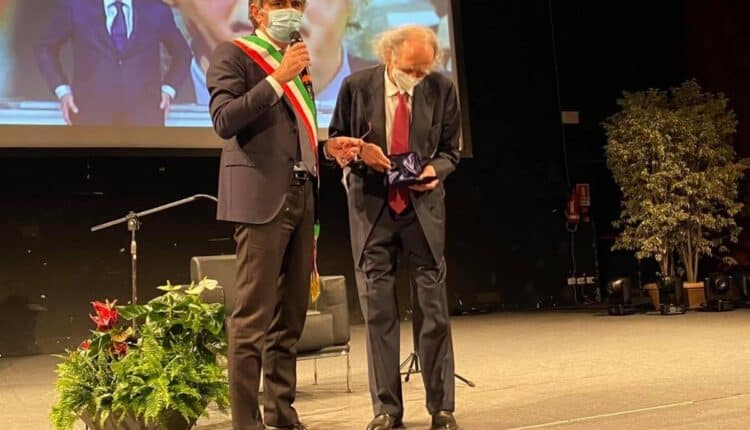 Verona, il sindaco Sboarina ha consegnato le chiavi della città a Vittorino Andreoli