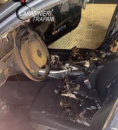 Trapani, 32enne arrestato per stalking: per gelosia incendia l'auto di un amico dell'ex