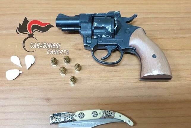 Caserta, inseguimento nel centro cittadino. I Carabinieri deferiscono in stato di libertà 3 cittadini albanesi trovati in possesso di armi e cocaina