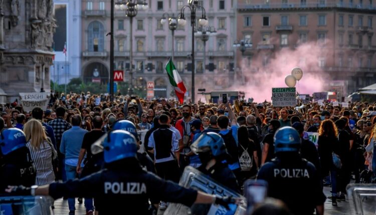 Il cittadino egiziano di 22 anni, già colpito da ordine di allontanamento dal territorio nazionale e con numerosi precedenti a carico, questa mattina è stato condannato a 11 mesi e dieci giorni di reclusione,