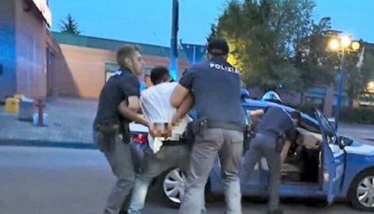 Napoli, Via Medina: aggredisce i poliziotti con un coltello. Arrestato 40enne nigeriano