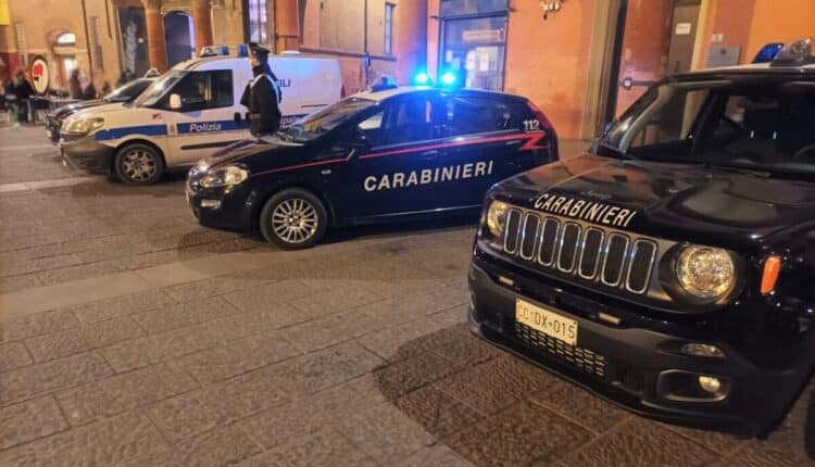 Bologna, in piazza senza mascherina: 37 giovani sanzionati dai Carabinieri e si scusano dicendo "ma io non lo sapevo"