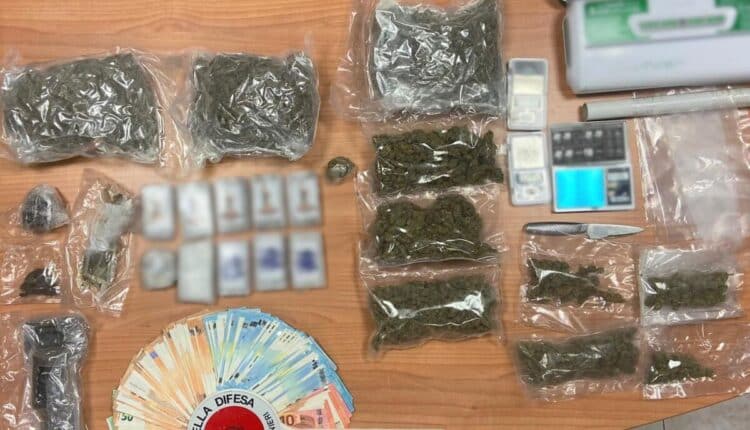 Bologna, nascondeva la droga dentro un borsone nell'armadio: sequestrati due chili di droga e 5.000 euro in contanti