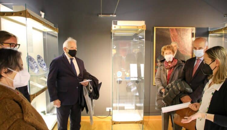 Trieste, donata una rarissima tazza di epoca Biedermeier ai Civici Musei
