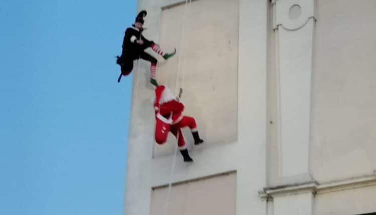 Vimodrone, la scalata del campanile San Remigio di Babbo Natale e Elfo