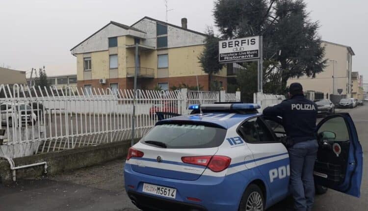 Verona, tentata rapina aggravata in concorso: sette giovani arrestati dagli agenti delle Volanti. Uno di loro è stato anche trovato con diversi ovuli di cocaina pronti per essere spacciati