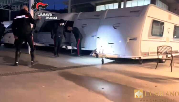 Noto (Siracusa), perquisiti 17 veicoli lussuosi tra roulotte e camper. Sequestrato un autolavaggio utilizzato come area di sosta