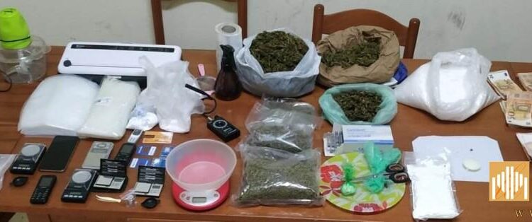 Siracusa, trovati un chilo e mezzo di droga e circa 16.000 euro in un casolare per gli attrezzi: arrestato lo spacciatore