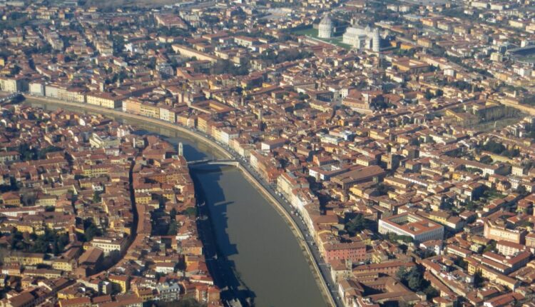 Pisa, pestano violentemente due coetanei: indagati tre minorenni dalla Questura