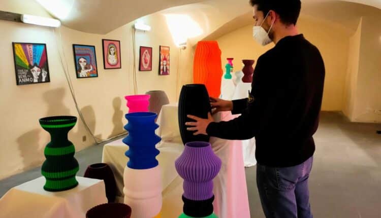 Pistoia, negli Antichi Magazzini del Sale, l’esposizione di illustrazioni e vasi “Satura”