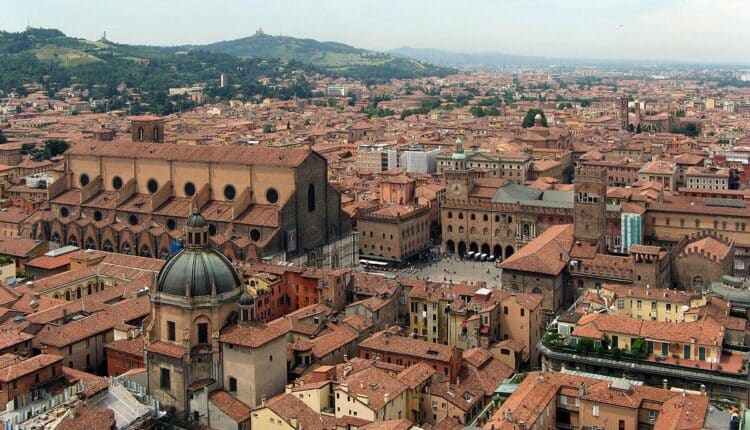 Bologna, alla vigilia di Natale controlli per certificazione verde e per strade sicure