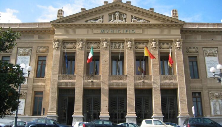 Messina, a Palazzo Zanca bandiere a mezz'asta in segno di lutto per le vittime della tragica esplosione di Ravanusa