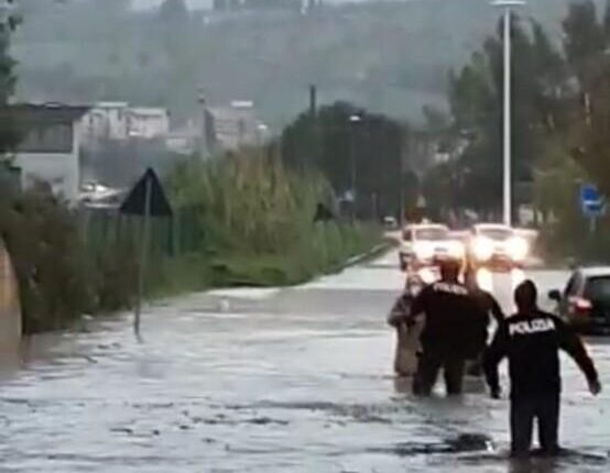 Teramo, sottopasso allagato: donna soccorsa dagli Agenti della Volante