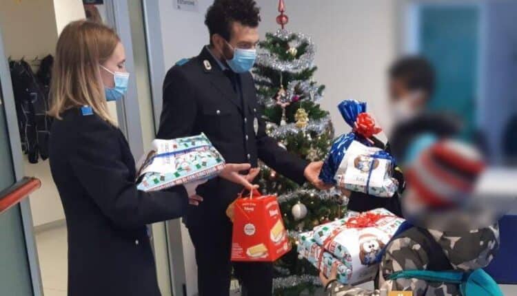 Bologna, raccolti quasi 1300 euro dalla Polizia Locale per acquistare regali da donare ai bambini di famiglie disagiate