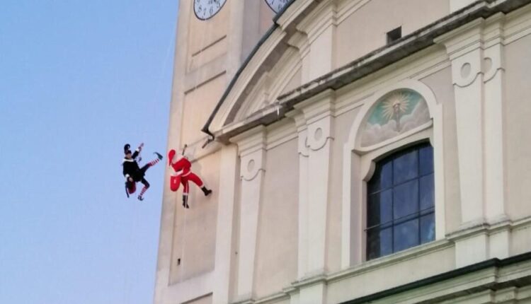 Vimodrone, la scalata del campanile San Remigio di Babbo Natale e Elfo