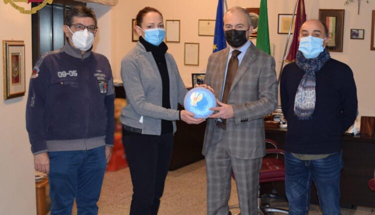 Lecco, ruba la palla natalizia della Polizia di Stato: denunciato per furto un 25enne lecchese