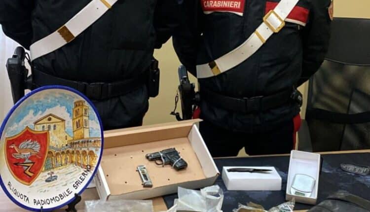 Salerno, arrestato 16enne spacciatore. Possedeva anche una pistola funzionante