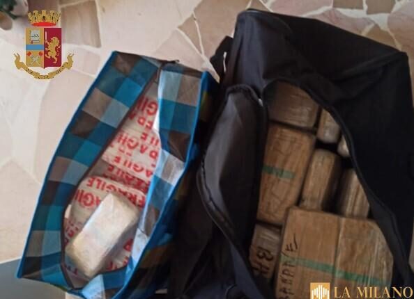 Milano, custodiva 43kg di eroina in un mobiletto della cucina: arrestata donna di 55 anni