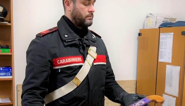 Bologna, uomo aggredisce la moglie con un bastone da hockey davanti al figlio minorenne