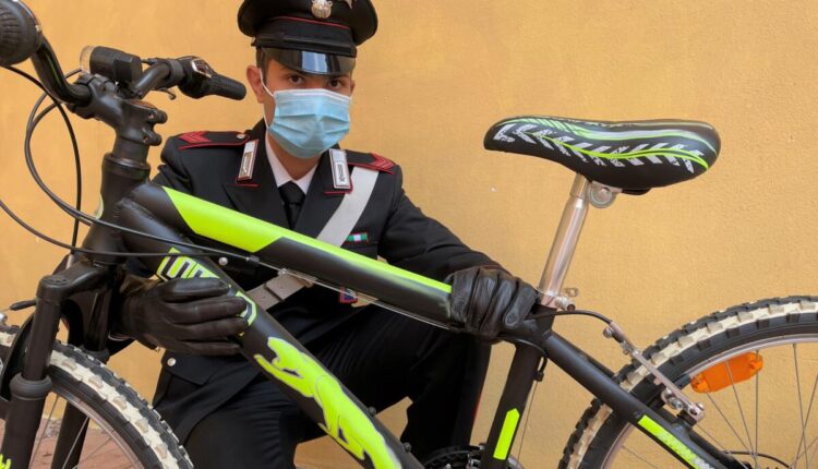 Bologna, ciclista fugge da un controllo dei Carabinieri e va a sbattere contro un auto in sosta