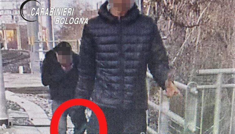 Bologna, un giovane nella stazione ferroviaria spara dei colpi di pistola e si allontana