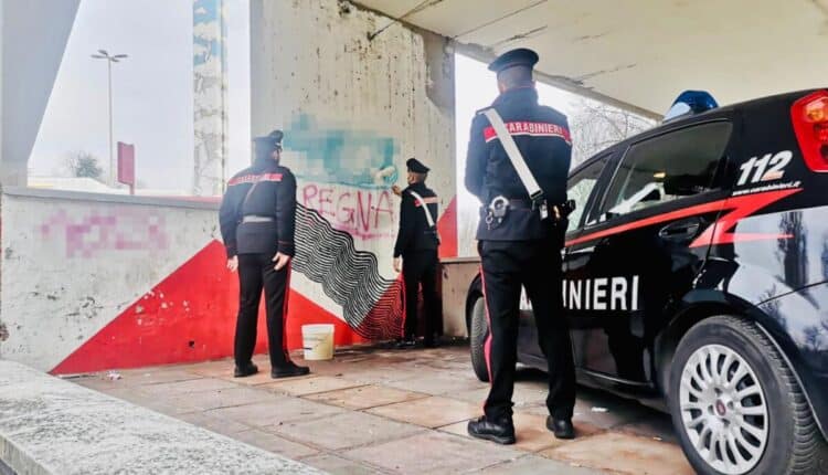 Bologna, picchiano, minacciano con un coltello e deridono un coetaneo: denunciati 5 minorenni per bullismo