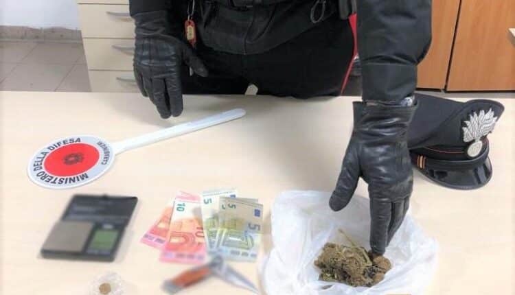 Bologna, droga, bilancia e coltello nella struttura socio-assistenziale per minori: 17enne denunciato