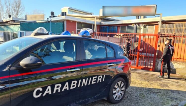 Milano, arrestato 71enne per aver incendiato sei veicoli parcheggiati presso un'officina