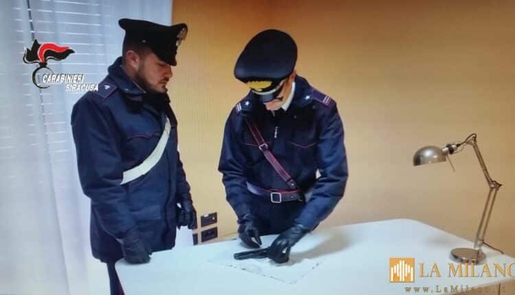 Floridia (Siracusa), pregiudicato aveva una pistola in casa. Arrestato dai Carabinieri