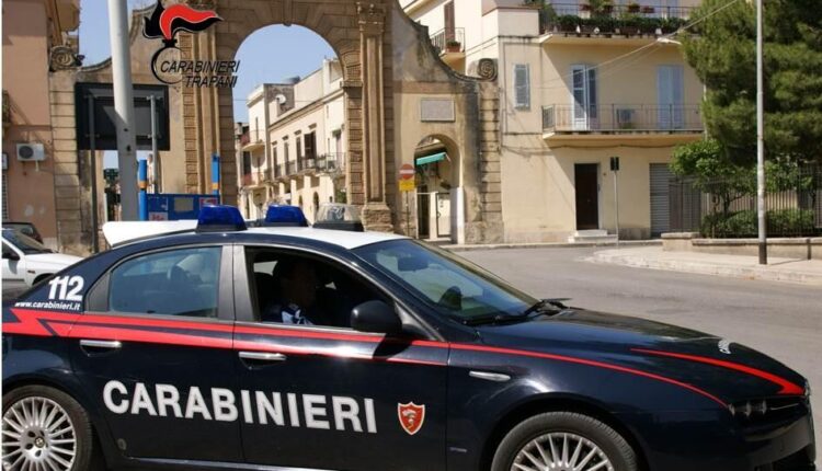 Trapani, trovato fuori dalla propria abitazione durante gli arresti domiciliari e ruba un cellulare