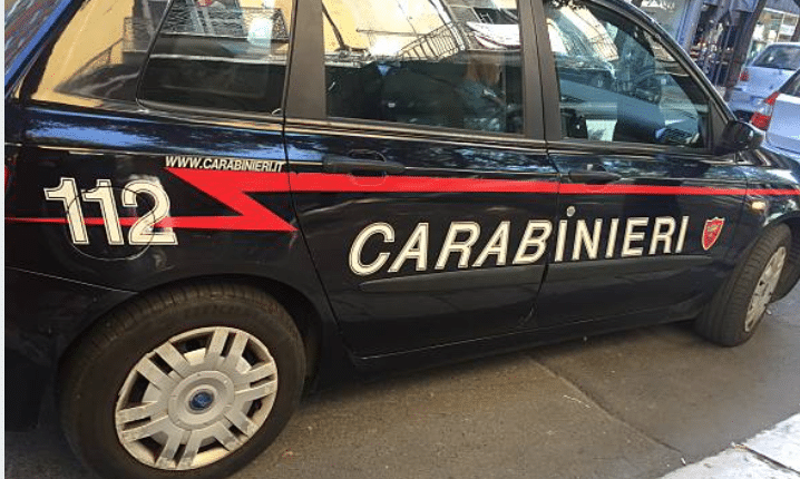 Varese, danneggia un locale pubblico, aggredisce una donna e anche i Carabinieri