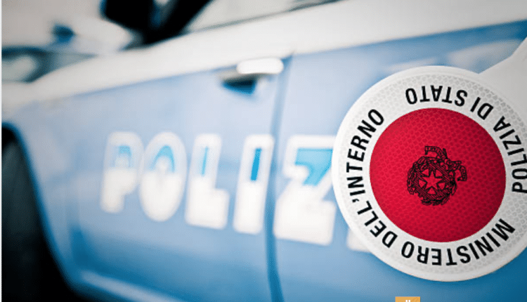 Napoli, due giovani fuggono dopo un'aggressione e danneggiano una volante