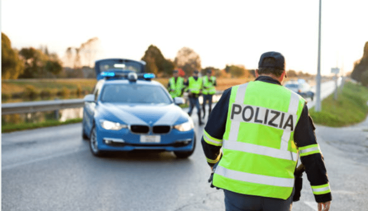 Modena, neopatentato al volante investe due pedoni e e poco dopo causa un incidente