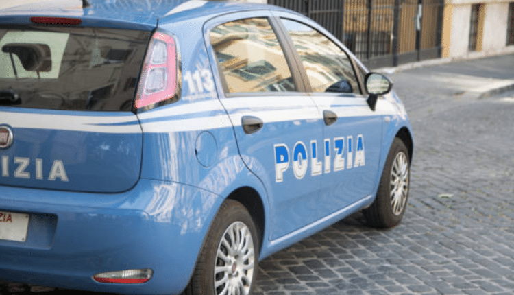 Roma, pattuglia in borghese trae in salvo un uomo su un'impalcatura intento in un folle gesto