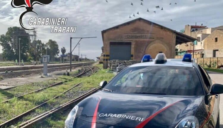 Castelvetrano, sorpresi nella stazione ferroviaria con 100 litri di gasolio rubato