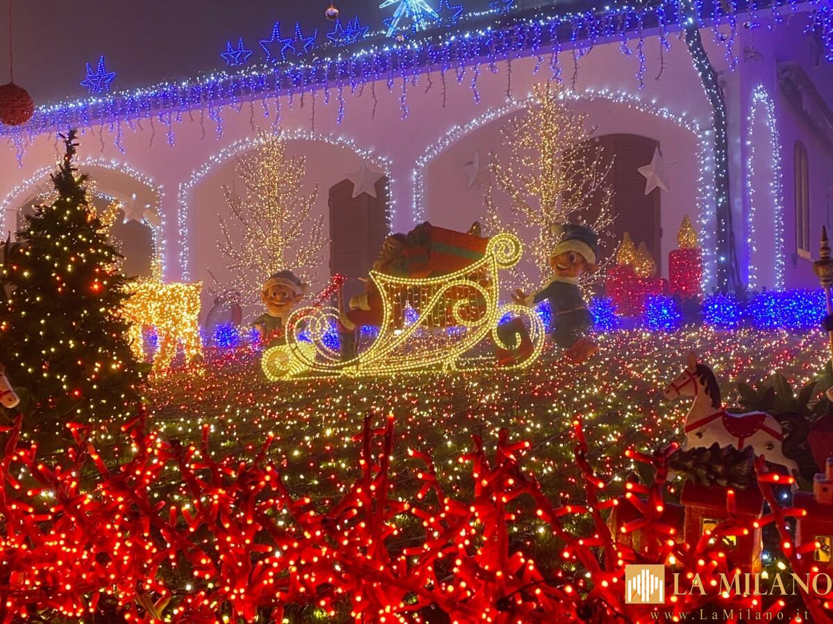 Milano, la magia delle luci della Casa di Babbo Natale