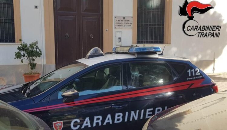 Trapani, non percepisce la paga giornaliera e si impossessa di un pc della struttura che lo ospita