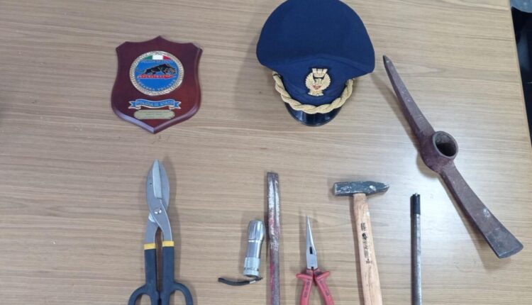 Frosinone, danneggiamento, violazione di domicilio, invasione di edifici privati e possesso di arnesi da scasso