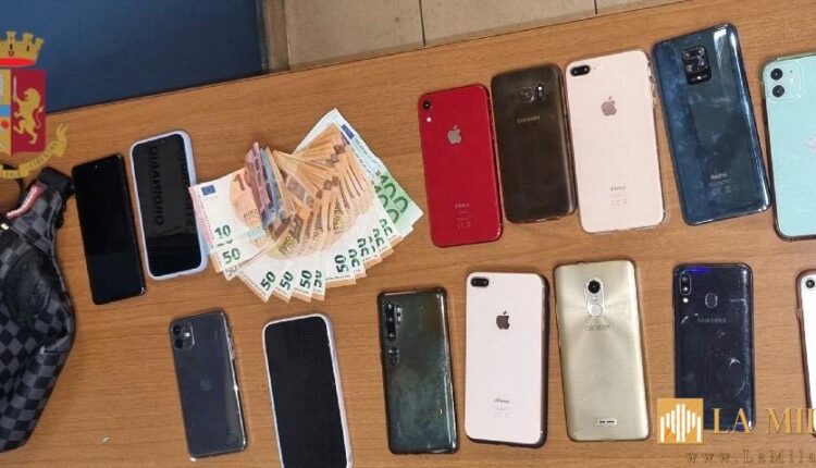 Napoli, sorpreso con smartphone rubati: arrestato
