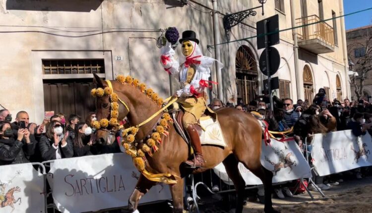 Oristano, vestizione e incrocio delle spade riportano la Sartiglia
