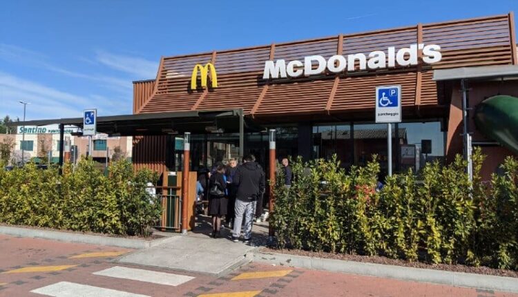 Monza, McDonald’s cerca 111 persone nella provincia di Monza
