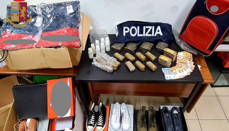 Milano, fermati due uomini per fornitura di vestiti contraffatti e spaccio di sostanze stupefacenti