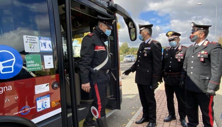 Imola, 15enne si da appuntamento con l'ex ragazza ed un suo complice 14enne le ruba lo smartphone