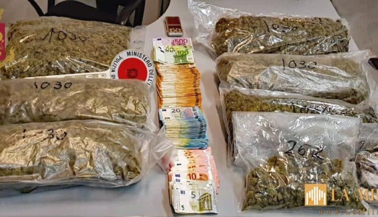 Milano, arresti per spaccio di stupefacenti: trovati addosso con cocaina e diversi contati