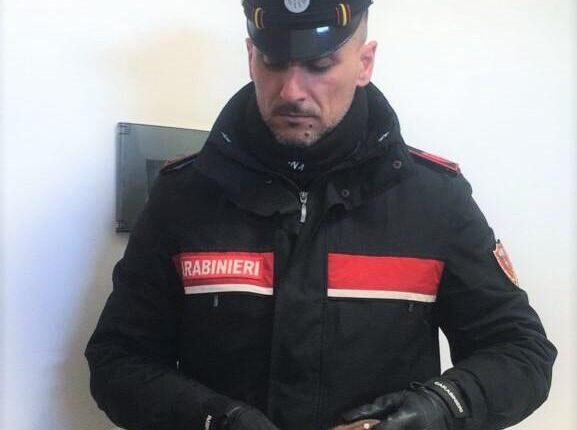 Bologna, 35enne in preda ad un raptus accoltella i suoi due coinquilini ferendoli al collo e alla guancia